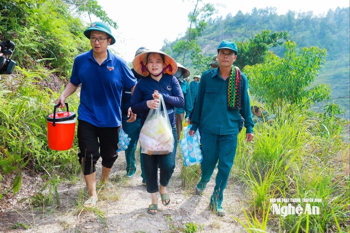 Các địa phương tiếp tế nước uống cho các lực lượng dập lửa. Ảnh: Thành Duy