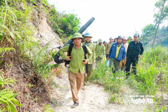 Trong sáng 22/6, các lực lượng tiếp tục được tăng cường lên dãy Thiên Nhẫn để dập lửa. Ảnh: Thành Duy