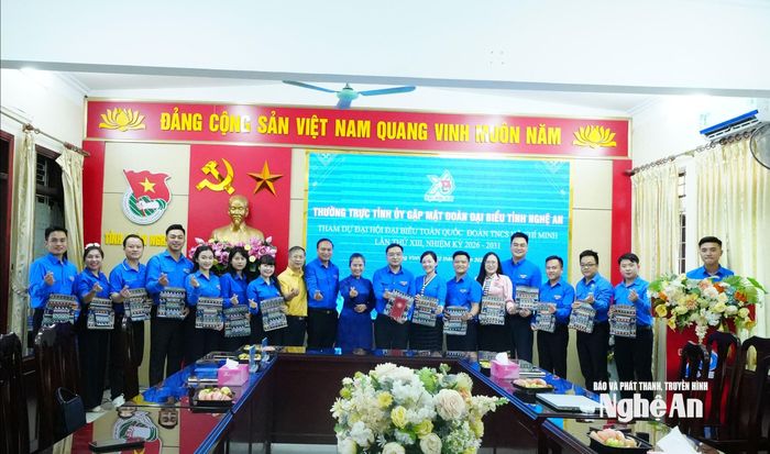 Đồng chí Võ Thị Minh Sinh - Phó Bí thư Tỉnh ủy, Chủ tịch Ủy ban MTTQ Việt Nam tỉnh trao quà lưu niệm cho đoàn đại biểu tham dự đại hội. Ảnh: Mai Hương