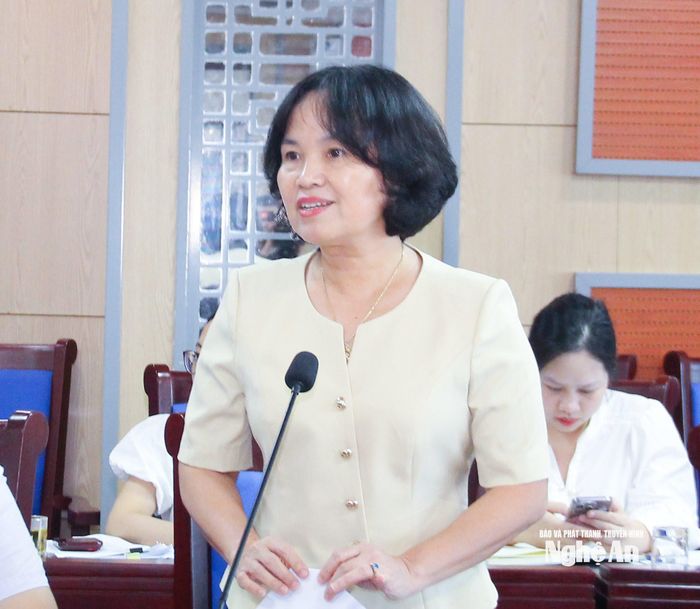 Phó Giám đốc Sở Nông nghiệp và Môi trường tiếp thu, giải trình ý kiến liên quan đến dự thảo Nghị quyết thông qua Danh mục dự án phải thu hồi đất trên địa bàn tỉnh Nghệ An. Ảnh: Mai Hoa