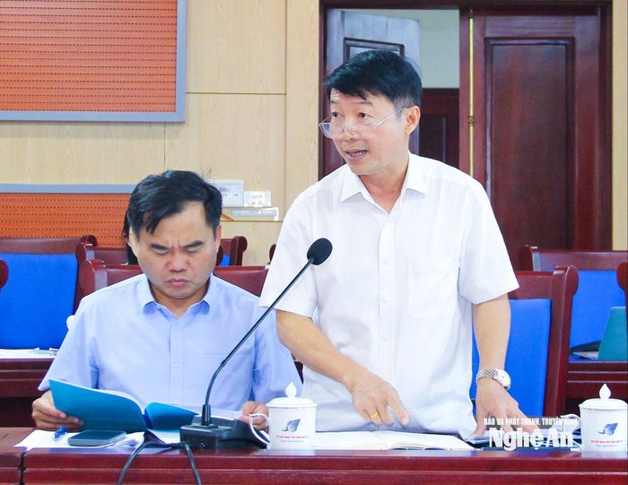 Phó Giám đốc Sở Tài chính Nguyễn Tiến Dũng tiếp thu, giải trình một số nội dung được nêu tại cuộc họp thẩm tra liên quan đến tài chính - ngân sách. Ảnh: Mai Hoa