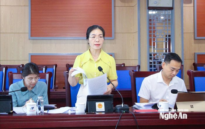Phó Chánh Văn phòng Đoàn đại biểu Quốc hội và HĐND tỉnh Nguyễn Thị Anh Hoa nêu ý kiến thẩm tra về dự thảo Nghị quyết thông qua Danh mục dự án phải thu hồi đất trên địa bàn tỉnh Nghệ An. Ảnh: Mai Hoa