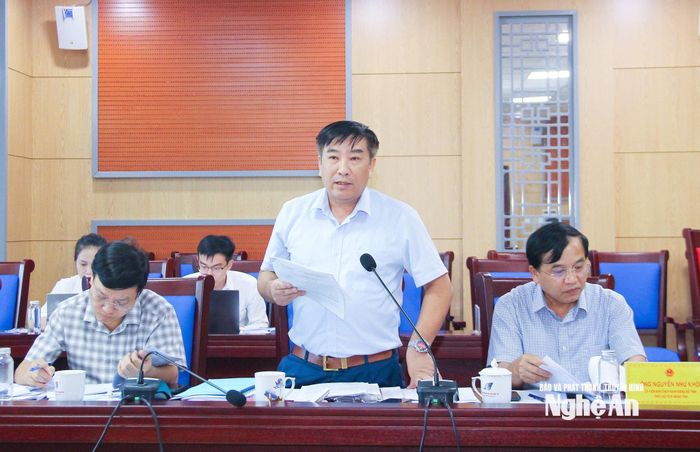 Phó Trưởng ban Kinh tế - Ngân sách, HĐND tỉnh Hoàng Lân nêu ý kiến thẩm tra về dự thảo Nghị quyết điều chỉnh Quy hoạch tỉnh Nghệ An thời kỳ 2021 - 2030, tầm nhìn đến năm 2050. Ảnh: Mai Hoa