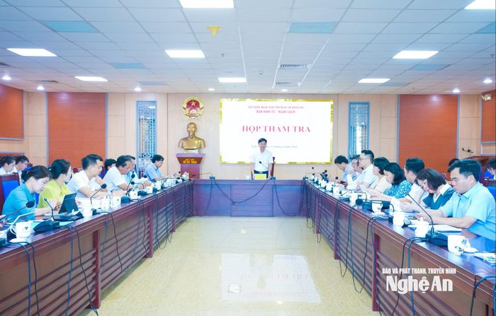 Quang cảnh cuộc họp thẩm tra. Ảnh: Mai Hoa