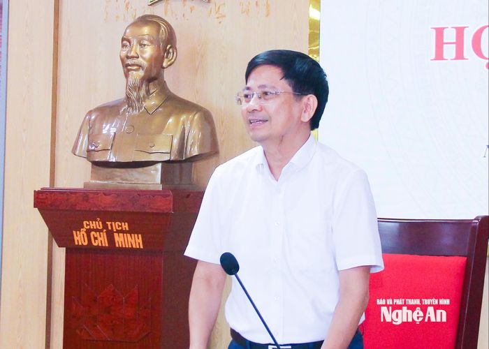 Trưởng ban Kinh tế - Ngân sách HĐND tỉnh Cao Tiến Trung kết luận tại cuộc họp thẩm tra. Ảnh: Mai Hoa