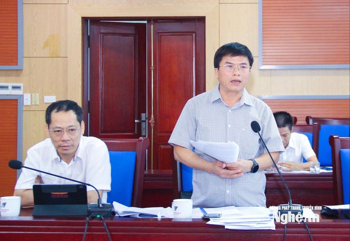 Phó Giám đốc Sở Tài chính Phan Văn Hoan tiếp thu, giải trình một số vấn đề các thành viên dự họp quan tâm liên quan đến quy hoạch tỉnh. Ảnh: Mai Hoa