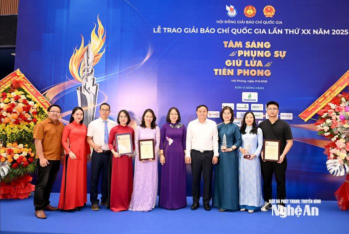 Nhóm tác giả Báo và phát thanh, truyền hình Nghệ An đoạt giải Báo chí Quốc gia lần thứ XX. Ảnh: Quang An