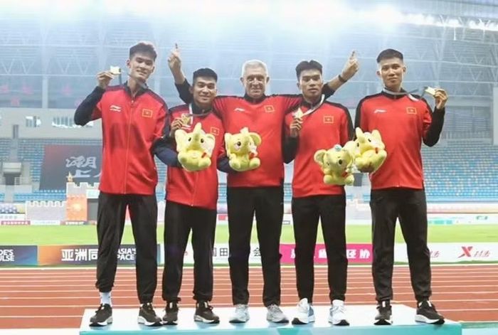 Trần Đình Sơn góp công quan trọng giúp đội tuyển Việt Nam bước lên bục cao nhất nội dung 4x400m nam.