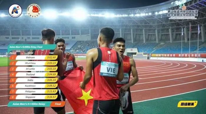 Trần Đình Sơn cùng đồng đội về đích đầu tiên ở nội dung 4x400m nam