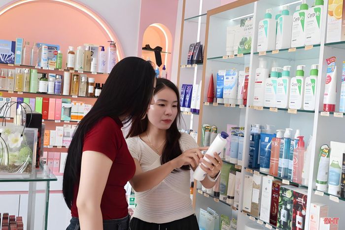  Chủ cửa hàng tư vấn kỹ cho chị Nguyễn Thu Mai (bên trái) trước khi lựa chọn sản phẩm. 