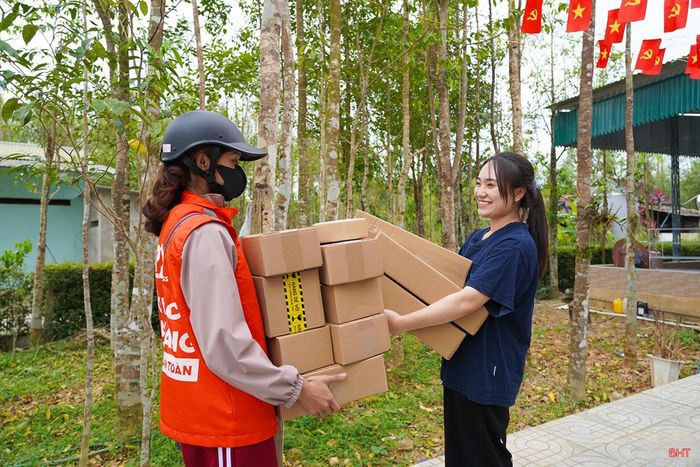 Đơn hàng ở các tỉnh, thành được giao cho đơn vị vận chuyển đều đặn.