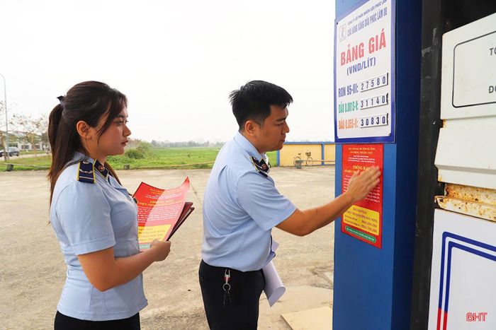 Lực lượng QLTT Hà Tĩnh công khai số điện thoại đường dây nóng tại các cửa hàng xăng dầu.