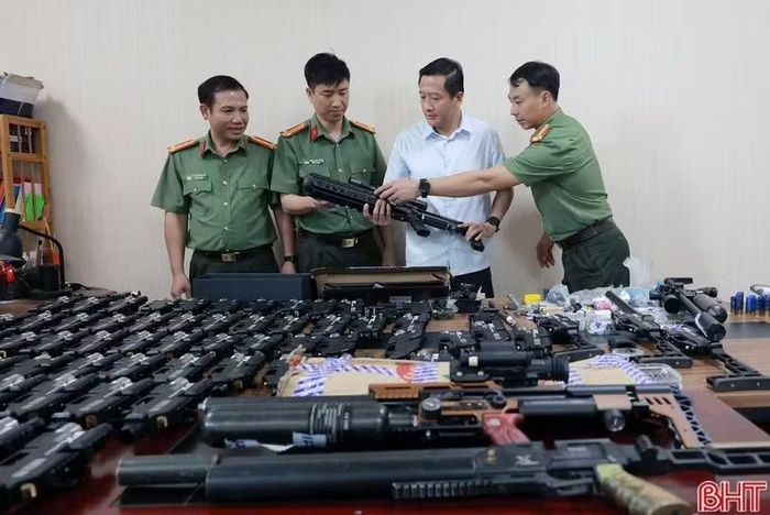 Thượng tá Nguyễn Quốc Hùng (thứ 2 từ phải sang) - Phó Giám đốc Công an tỉnh kiểm tra tang vật bị thu giữ trong chuyên án đấu tranh với các đối tượng có hành vi chế tạo, tàng trữ, mua bán trái phép vũ khí quân dụng liên tỉnh (tháng 5/2026).