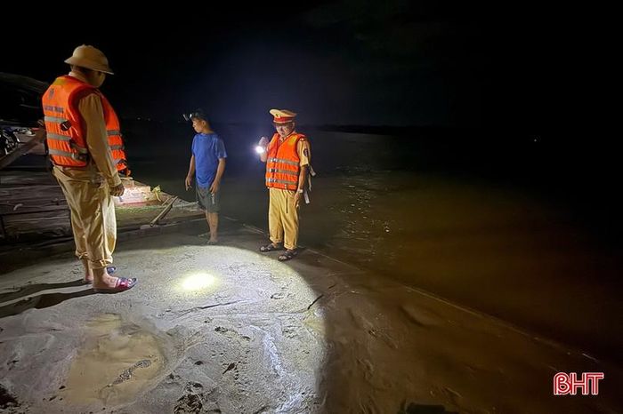 Thời điểm kiểm tra, trên thuyền đang vận chuyển khoảng 60m³ cát.