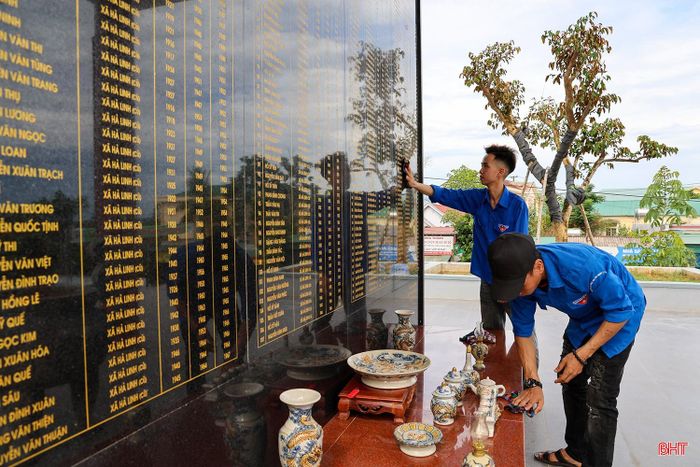 Đài tưởng niệm liệt sĩ xã Hà Linh tại khu vực trung tâm hành chính xã tạo thuận lợi trong công tác quản lý, tổ chức các hoạt động tri ân.