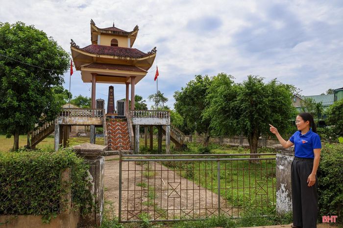Đài tưởng niệm liệt sĩ tại xã Phương Điền (cũ) có nhiều dấu hiệu xuống cấp.
