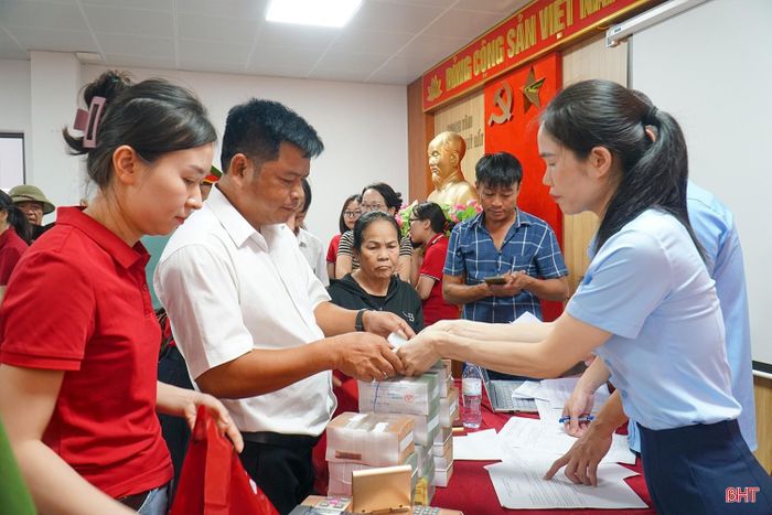 83 hộ dân 2 tổ dân phố Tâm Quý và Trung Quý (phường Thành Sen) bị ảnh hưởng bởi dự án đường Xô Viết Nghệ Tĩnh kéo dài về phía Đông nhận tiền chi trả bồi thường, hỗ trợ.