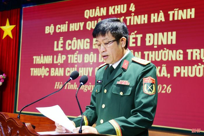 Thượng tá Hồ Mạnh Thích - Phó Tham mưu trưởng Bộ CHQS tỉnh công bố các quyết định thành lập tiểu đội dân quân thường trực trên địa bàn tỉnh.