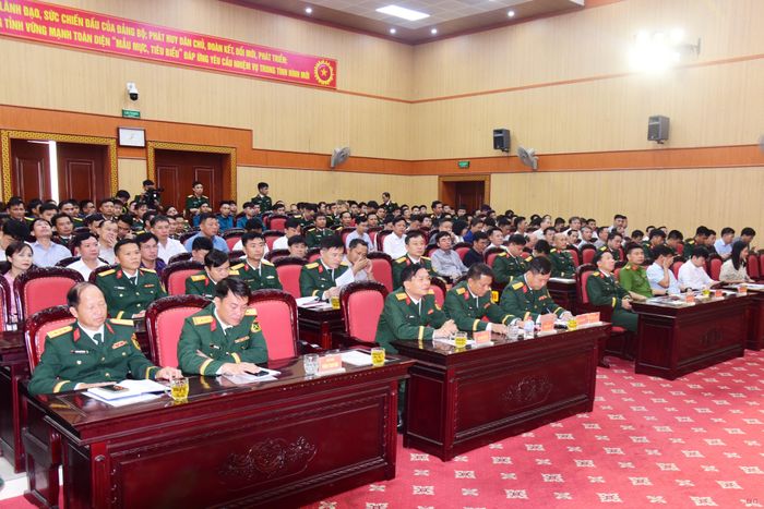 Các đại biểu dự lễ công bố các quyết định thành lập 68 tiểu đội dân quân thường trực. Riêng xã Sơn Kim 1 đã có tiểu đội dân quân thường trực trước đó.