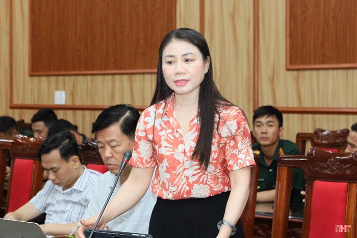 Bà Trần Thị Thủy Nga - Phó Chủ tịch UBND phường Thành Sen phát biểu tại hội nghị.
