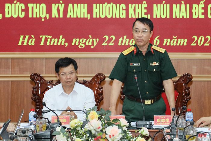 Ông Đặng Văn Dũng - Phó Giám đốc Sở Nội vụ và Đại tá Mai Ngọc Việt - Phó Chính ủy Bộ Chỉ huy Quân sự tỉnh chủ trì hội nghị.