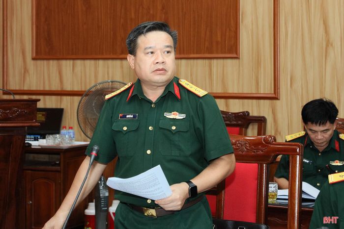 Đại tá Nguyễn Hà - Phó Chủ nhiệm Chính trị Bộ CHQS tỉnh quán triệt các nội dung tại hội nghị.