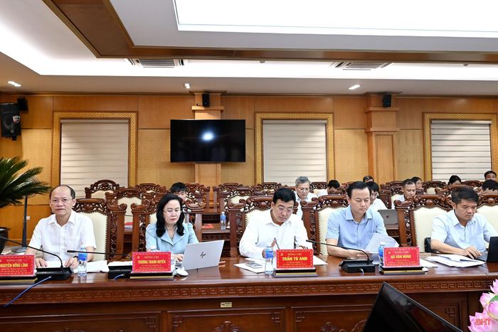 Đồng chí Nguyễn Hồng Lĩnh - Phó Bí thư Thường trực Tỉnh ủy, Chủ tịch HĐND tỉnh và các đại biểu dự hội nghị.