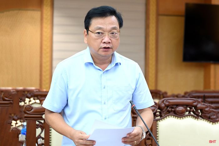 Đồng chí Hồ Huy Thành - Phó Chủ tịch UBND tỉnh báo cáo dự thảo chính sách khuyến khích phát triển nông nghiệp, nông thôn, bảo vệ môi trường, xây dựng nông thôn mới và giảm nghèo bền vững tỉnh Hà Tĩnh giai đoạn 2026-2030.