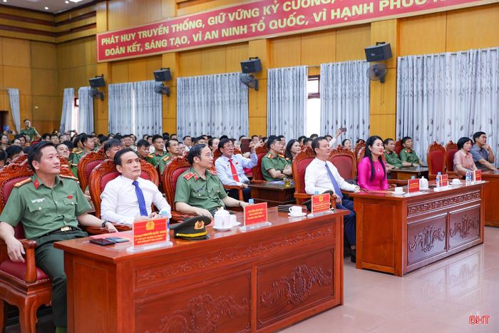 Đại biểu tham dự buổi lễ.