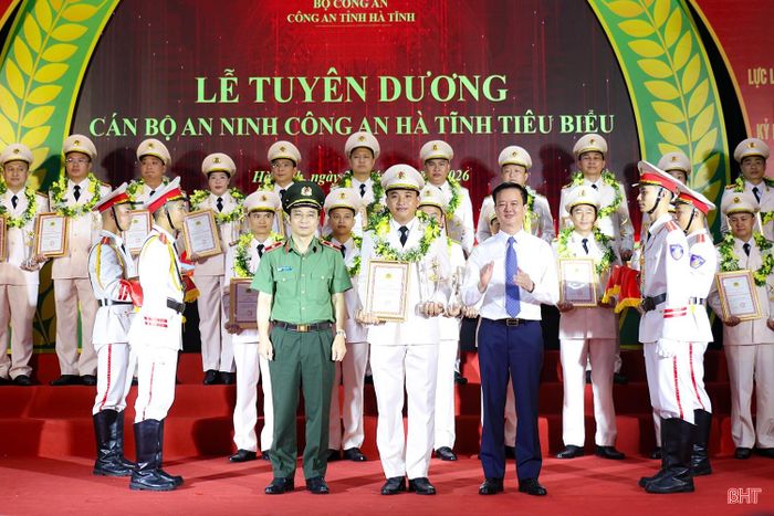 Tại buổi lễ, Công an tỉnh đã tuyên dương 25 cán bộ an ninh tiêu biểu.