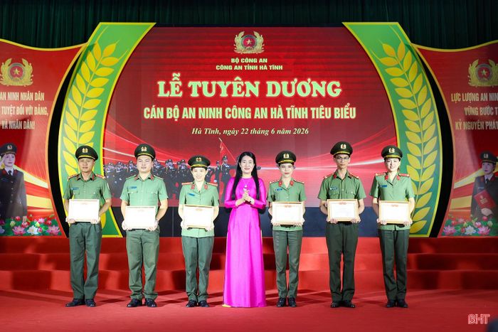 Phó Chủ tịch HĐND tỉnh Nguyễn Thị Việt Hà trao giải cho các cá nhân, tập thể đạt giải Cuộc thi viết “80 năm Ngày truyền thống lực lượng An ninh Nhân dân”.