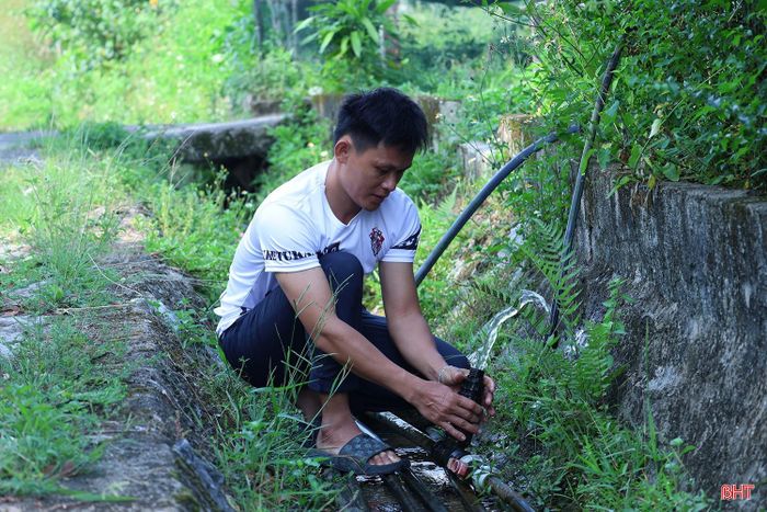 Anh Đức đấu nối hệ thống ống dẫn để dẫn nước từ khe núi về nhà nhưng nguồn cấp không ổn định và không đảm bảo vệ sinh.