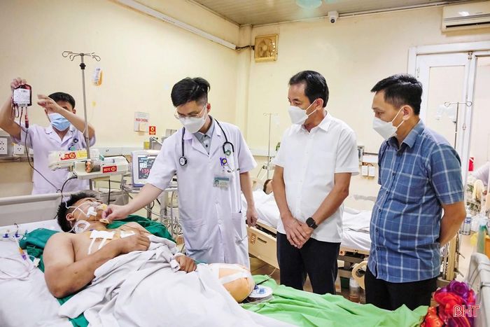  Lãnh đạo Sở Y tế Hà Tĩnh đến BVĐK tỉnh động viên, thăm hỏi các nạn nhân. Ảnh: Nhật Thắng 