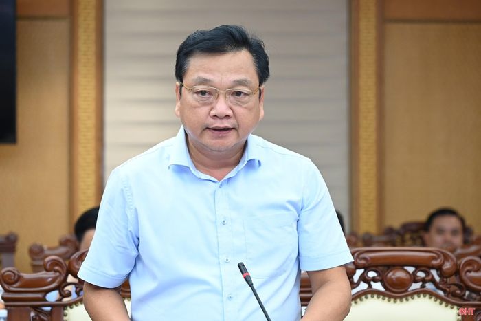 Đồng chí Hồ Huy Thành - Phó Chủ tịch UBND tỉnh báo cáo đề án phát triển quỹ đất tỉnh.