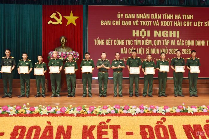 Nhân dịp này, 11 cá nhân có thành tích xuất sắc trong thực hiện nhiệm vụ tìm kiếm, quy tập, xác định danh tính liệt sĩ mùa khô năm 2025 – 2026 đã được Bộ CHQS tỉnh tặng giấy khen.