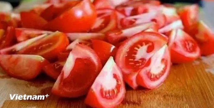 Cà chua-một trong những nguyên liệu không thể thiếu của món canh cá Quỳnh Phụ. (Ảnh: PT/Vietnam+)