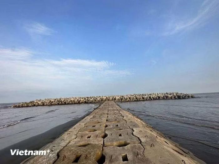 Biển Thịnh Long mang đến cho du khách một trải nghiệm khác biệt so với những điểm du lịch biển sôi động ở miền Trung hay miền Nam. (Nguồn: Vietnam+)