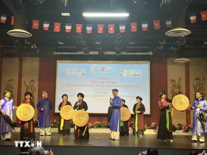 Các thầy cô giáo coi hát quan họ là một trong những phương pháp hiệu quả trong truyền dạy tiếng Việt cho bạn bè quốc tế. (Ảnh: Ngọc Hiệp/TTXVN)