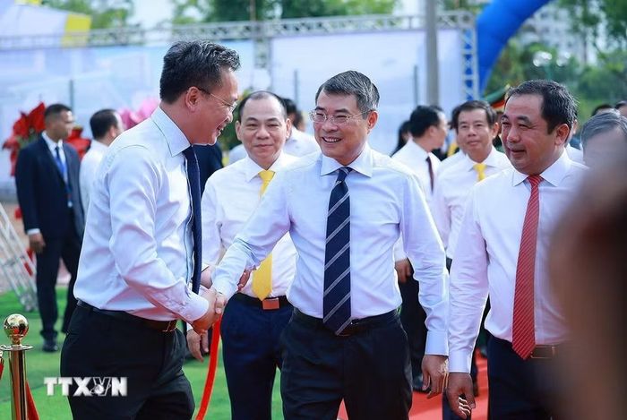 Thủ tướng Lê Minh Hưng đến dự Lễ khởi công dự án nhà ở cho thuê và 5 đường sắt đô thị thành phố Hà Nội. (Ảnh: Dương Giang/TTXVN)