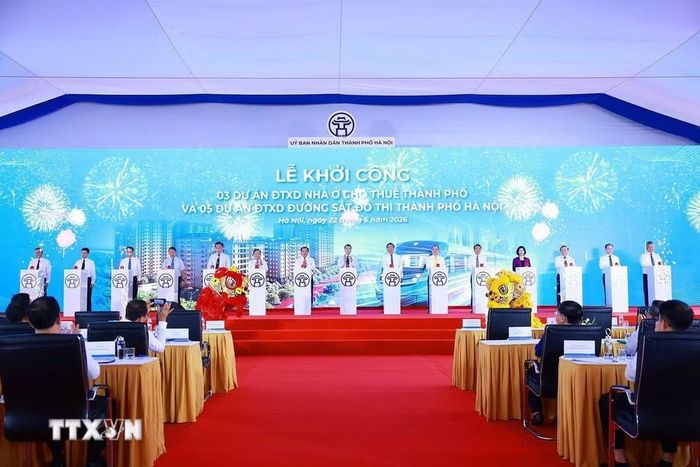 Thủ tướng Lê Minh Hưng và các đại biểu khởi công dự án nhà ở cho thuê và 5 đường sắt đô thị thành phố Hà Nội. (Ảnh: Dương Giang/TTXVN) 