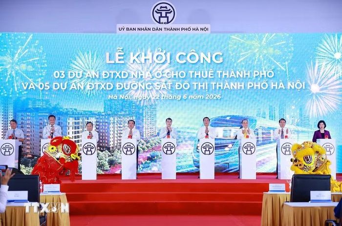 Thủ tướng Lê Minh Hưng và các đại biểu khởi công dự án nhà ở cho thuê và 5 đường sắt đô thị thành phố Hà Nội. (Ảnh: Dương Giang/TTXVN)