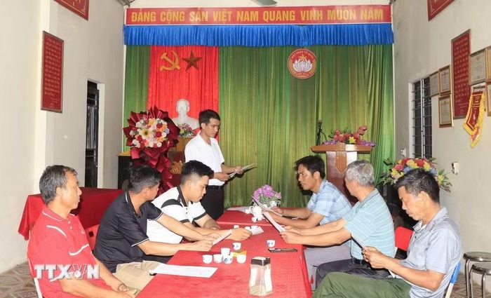 Quá trình triển khai lấy ý kiến nhân dân về sáp nhập thôn, tổ dân phố được xã Việt Hồng (Lào Cai) thực hiện công khai, dân chủ, minh bạch. (Ảnh: Anh Thùy/TTXVN)