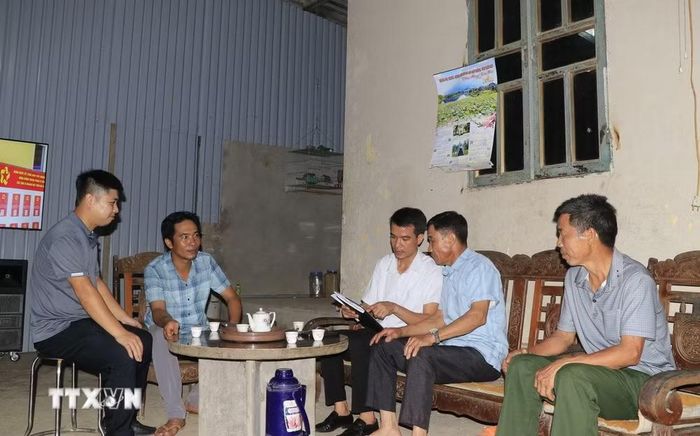 Tổ công tác của xã Việt Hồng (Lào Cai) trực tiếp xuống các hộ dân tuyên truyền và lấy ý kiến nhân dân về sáp nhập thôn, bản. (Ảnh: Anh Thùy/TTXVN)