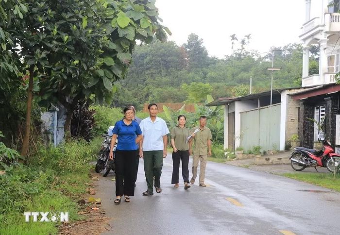Tổ công tác của thôn 8 Minh Phú, xã Việt Hồng (Lào Cai) đến các hộ dân tuyên truyền chủ trương sáp nhập thôn, tổ dân phố. (Ảnh: Anh Thùy/TTXVN)