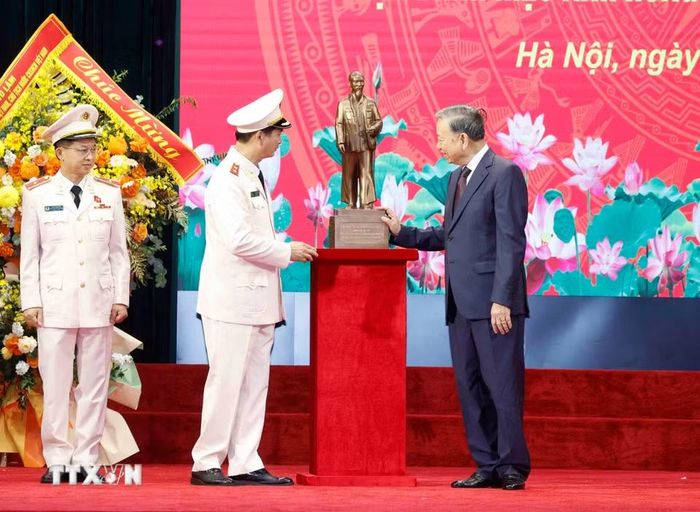 Tổng Bí thư, Chủ tịch nước Tô Lâm tặng bức tượng Chủ tịch Hồ Chí Minh cho Học viện An ninh nhân dân. (Ảnh: Thống Nhất-Phạm Kiên/TTXVN)