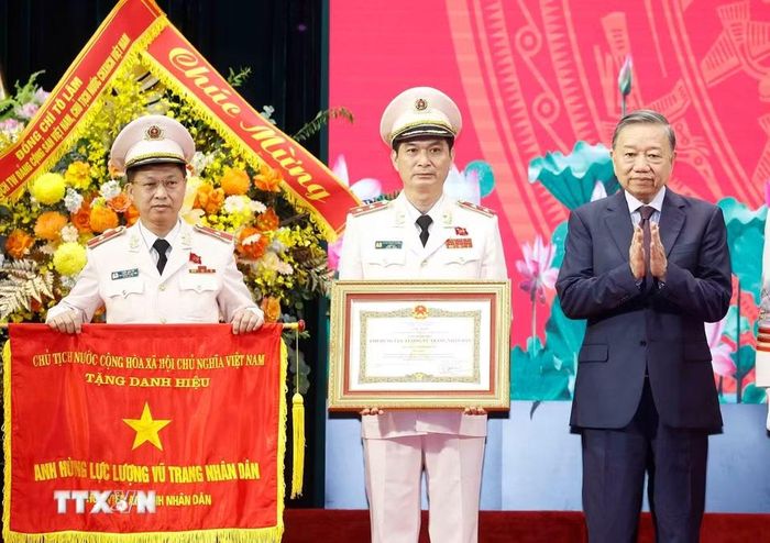 Tổng Bí thư, Chủ tịch nước Tô Lâm trao Danh hiệu Anh hùng Lực lượng vũ trang nhân dân tặng Học viện An ninh nhân dân. (Ảnh: Thống Nhất/TTXVN)