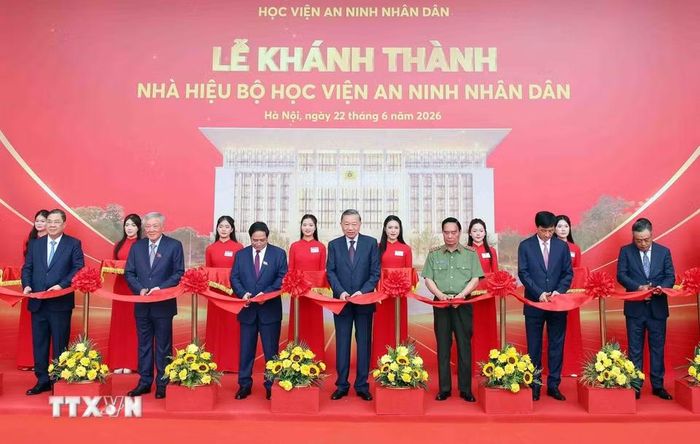Tổng Bí thư, Chủ tịch nước Tô Lâm cùng các đại biểu thực hiện nghi thức khánh thành Nhà hiệu bộ Học viện An ninh nhân dân. (Ảnh: Phạm Kiên/TTXVN)