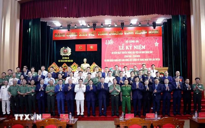 Tổng Bí thư, Chủ tịch nước Tô Lâm và các đại biểu chụp ảnh chung. (Ảnh: Thống Nhất/TTXVN)