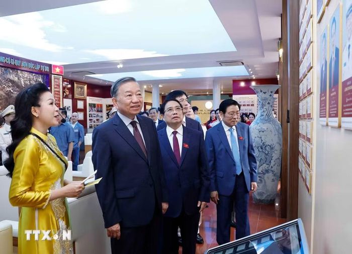 Tổng Bí thư, Chủ tịch nước Tô Lâm và các đại biểu thăm Phòng truyền thống của Học viện An ninh nhân dân. (Ảnh: Thống Nhất/TTXVN)