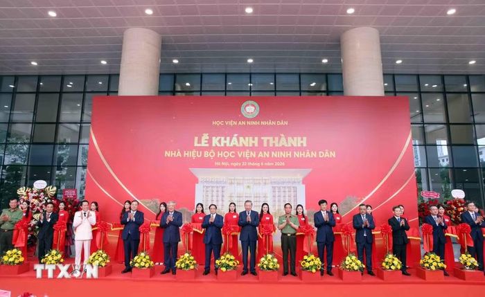 Tổng Bí thư, Chủ tịch nước Tô Lâm cùng các đại biểu thực hiện nghi thức khánh thành Nhà hiệu bộ Học viện An ninh nhân dân. (Ảnh: Phạm Kiên/TTXVN)